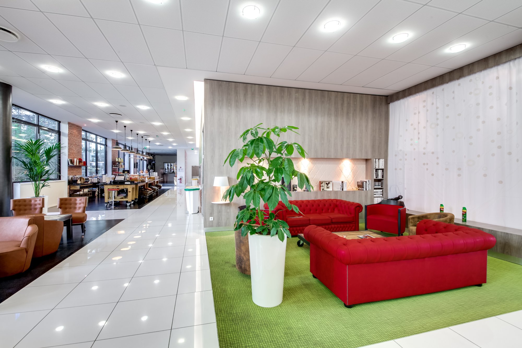 Salon lounge — canapés et mezzanine
